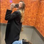 Autoretrat de Maria Carbonell Monrós fotografiada al mirall d'un ascensor.